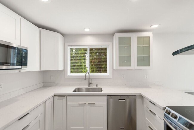 Building Photo - 211 3rd St S