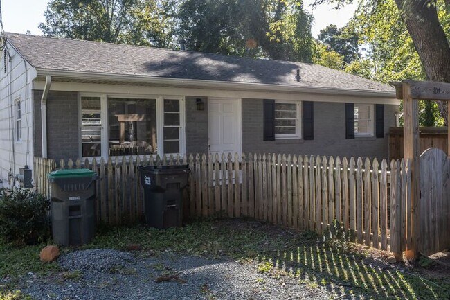 Building Photo - 104 Stratford Ct