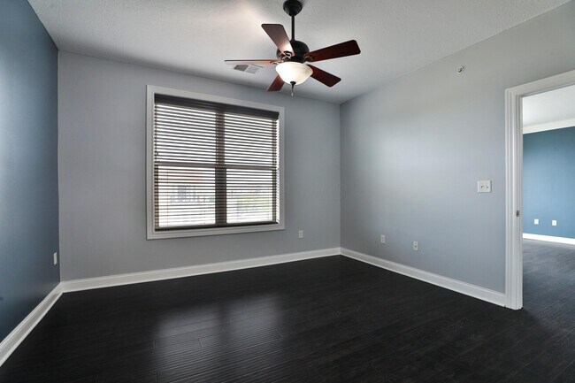 Building Photo - 511 W 1st Ave