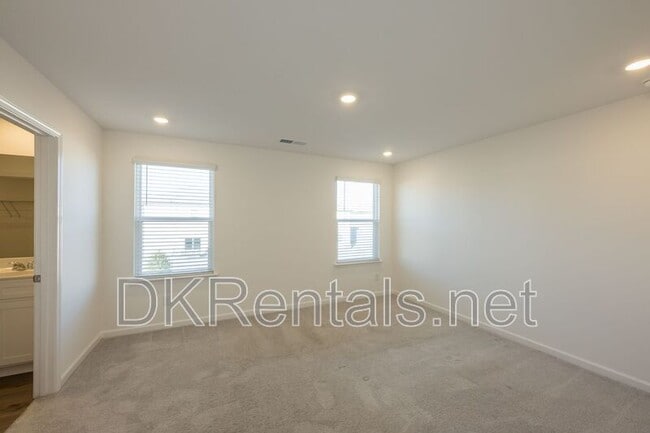 Building Photo - 724 Warm Rays Wy