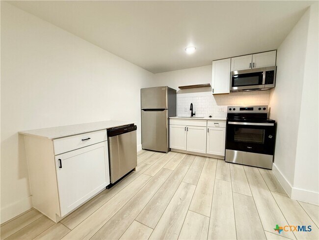 Building Photo - 2204 W San Antonio St