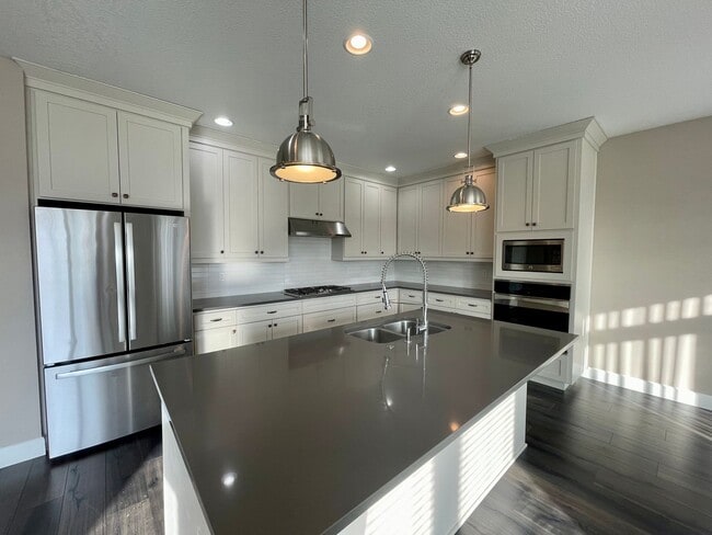 Building Photo - Beautiful Single Story Home!! 3 bed/2 bath with Open Floor Plan and Large Yard!!