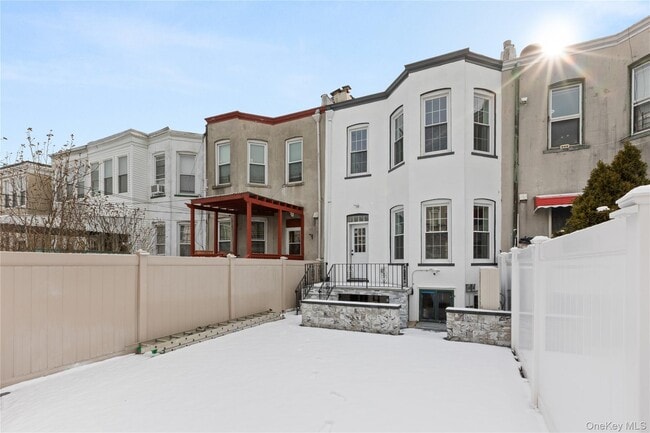 Building Photo - 61-33 Palmetto St