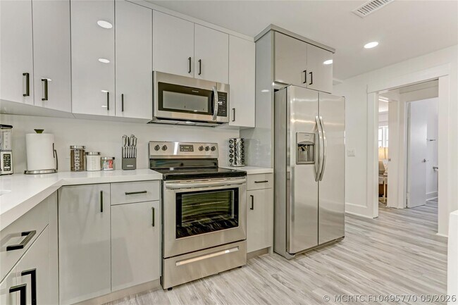 Building Photo - 16643 Redwood Way