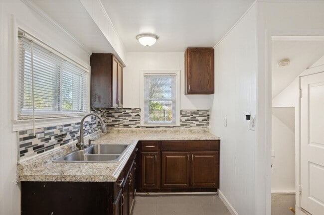 Building Photo - Redford - 3 Bedroom - $1,400/month