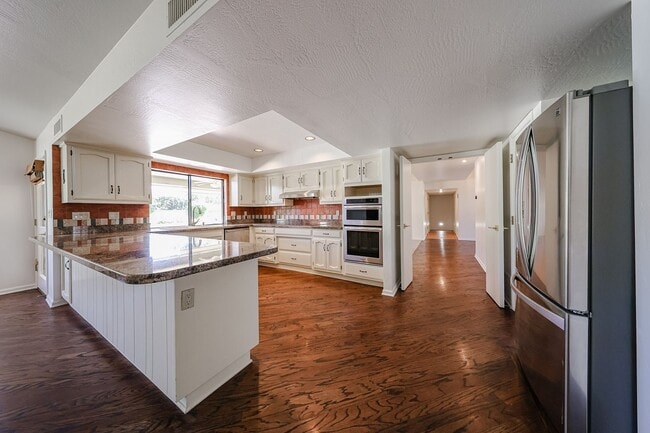 Building Photo - Scottsdale Country Club Living!