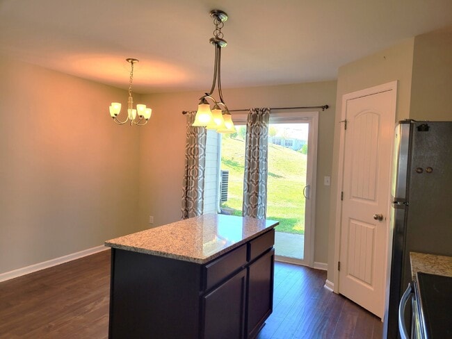 Building Photo - Highly desirable end unit in sought after Cobblestone in Goodlettsville!