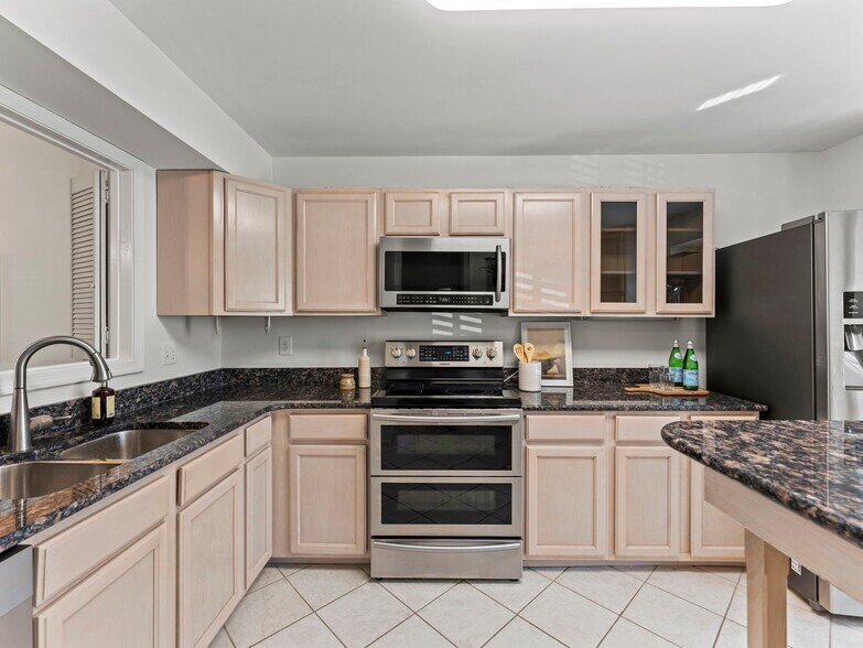 Building Photo - 8638 Dellway Ln