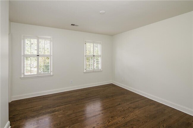 Building Photo - 3017 Greenfield Dr