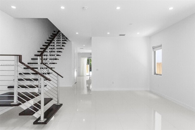 Building Photo - 3563 SW 1st Ave