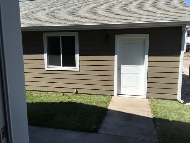 Building Photo - 979 Twin Lakes Ave