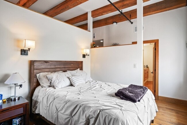 Building Photo - 33 Sleeper St