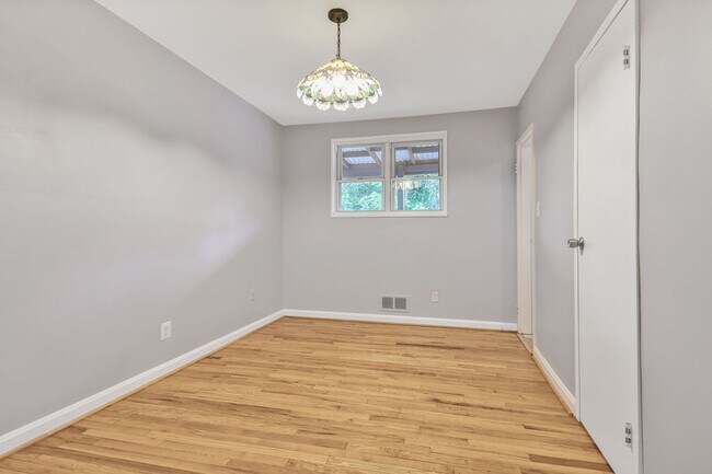 Building Photo - Charming Rambler - Close to Downtown Silve...