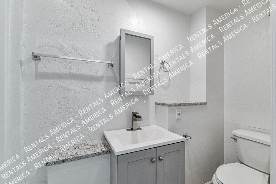 Building Photo - 2810 W Carnauba St