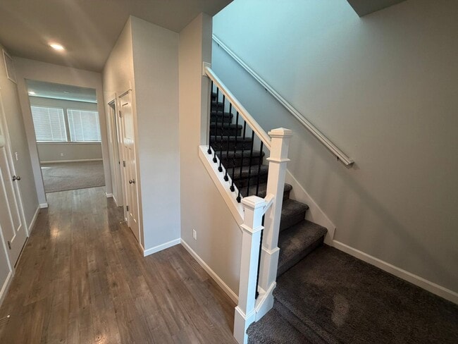 Building Photo - Must See Large Home in HOA Neighborhood!