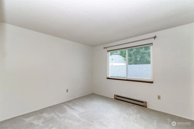 Building Photo - Lovely 2-Bedroom End Unit Condo in Cedarwo...