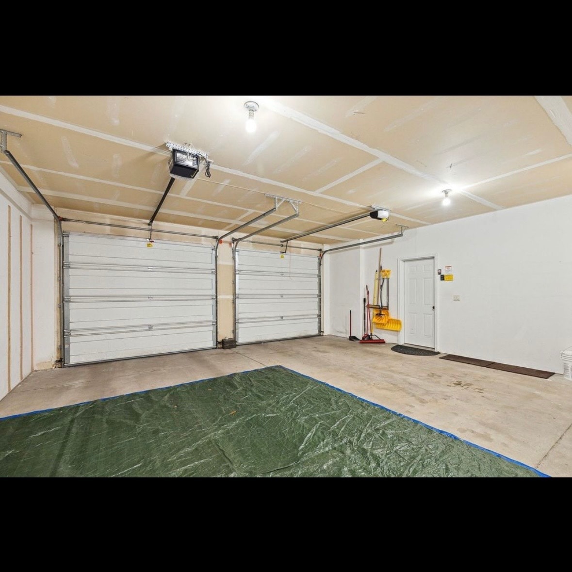 Building Photo - 825 Crestmont Way