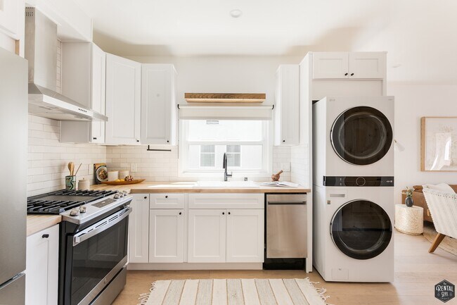 Building Photo - 5847 1/2 Ernest Ave-