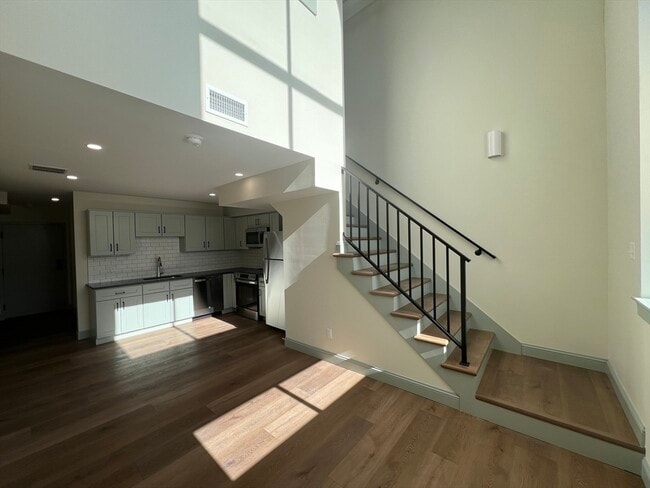 Building Photo - 160 Seabury St