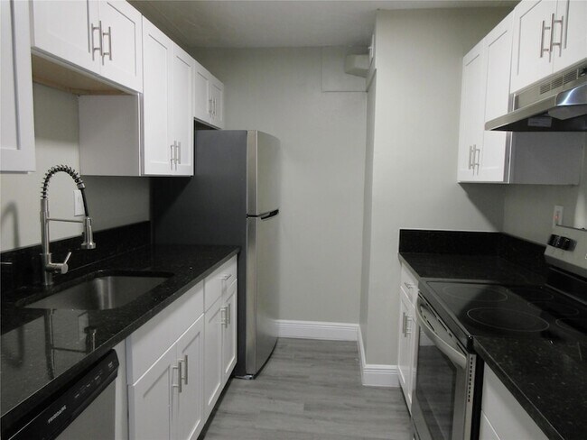 Building Photo - 4280 Woodside Dr