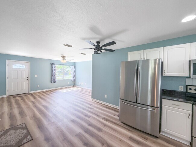 Building Photo - 3 Bed | 2 Bath | 1,200 Sq Ft Single-Family Home  RENT NOW WITH ZERO DEPOSIT on a 12-month lease!