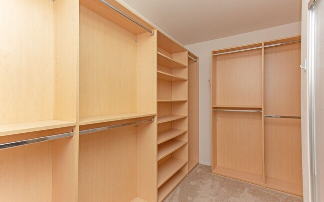 Building Photo - Large 4 Bedroom, 2.5 Bath Home with Large 3 Car Garage!!