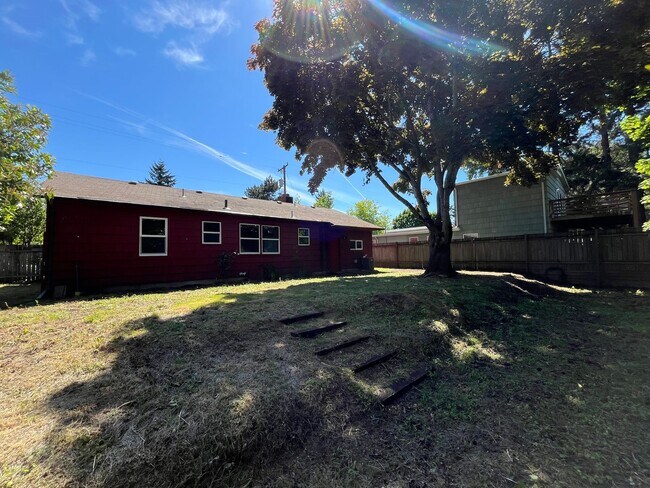 Building Photo - Quaint 2-Bedroom Ranch in Established Neig...