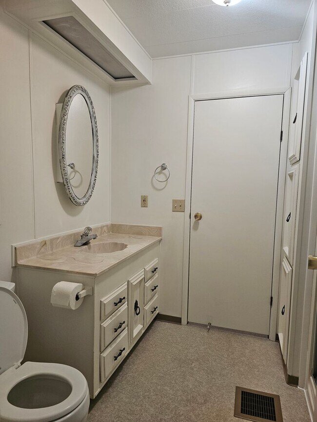 Building Photo - 3 BONUS ROOMS for Office, Art and Play roo...