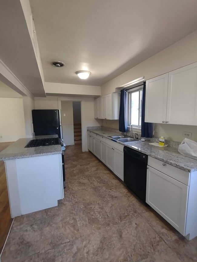 Building Photo - Duplex in near Aspen Elementary