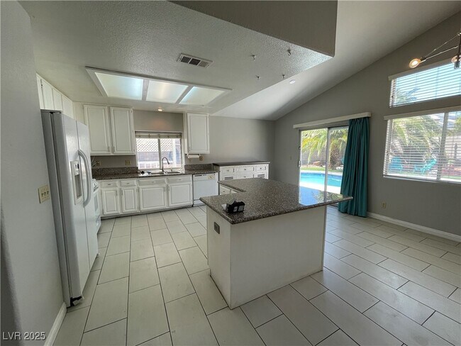 Building Photo - 1332 Royal Creek