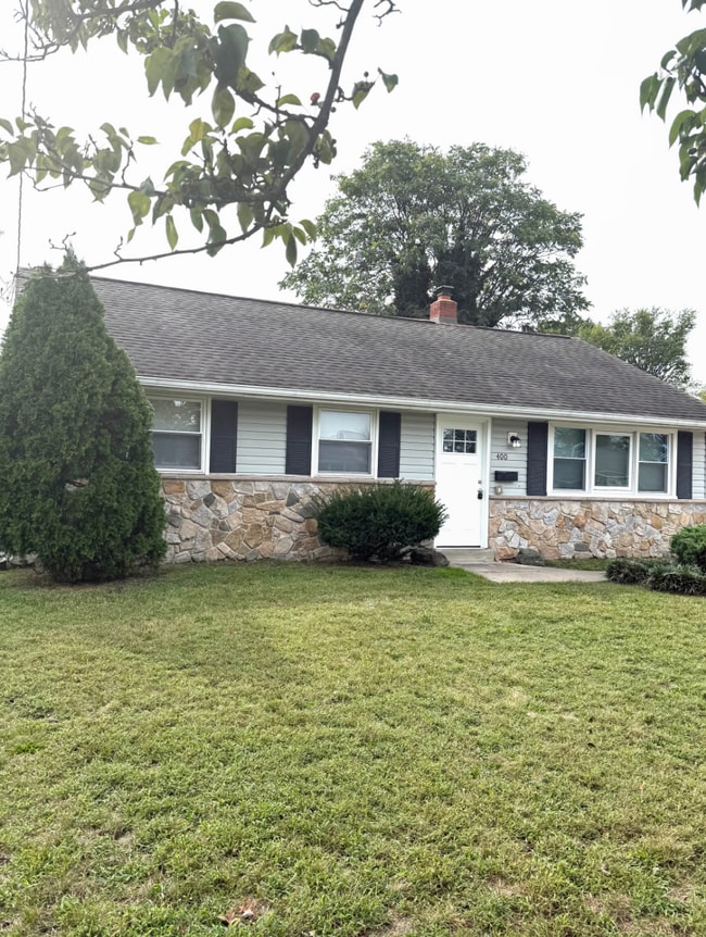 Building Photo - 400 Windsor Dr