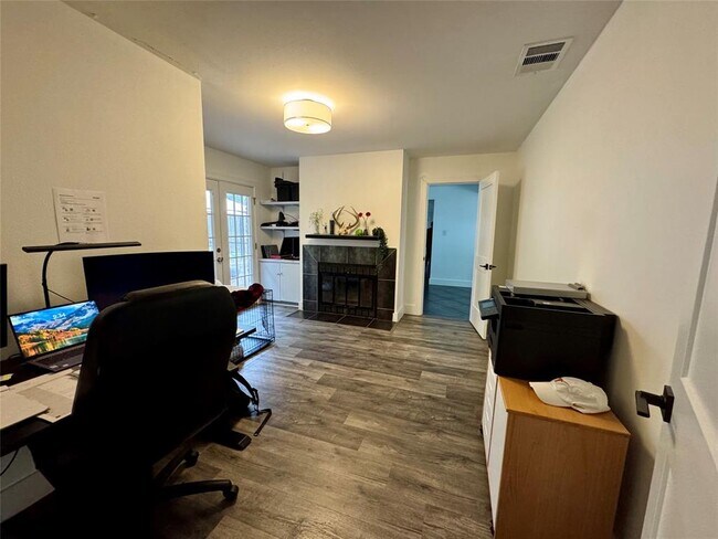 Building Photo - 2805 Silverway Dr
