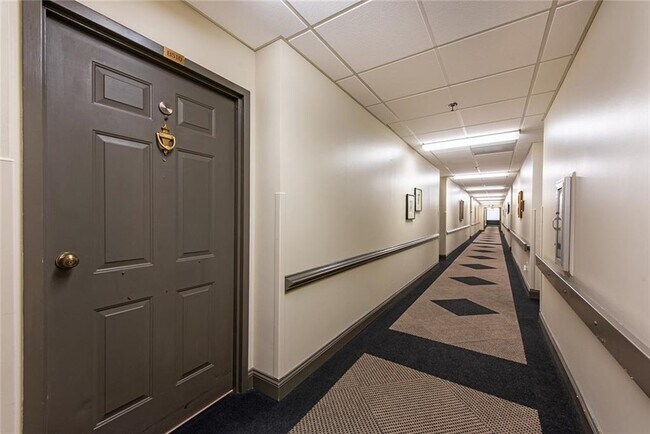 Building Photo - 300 Johnson Ferry Rd