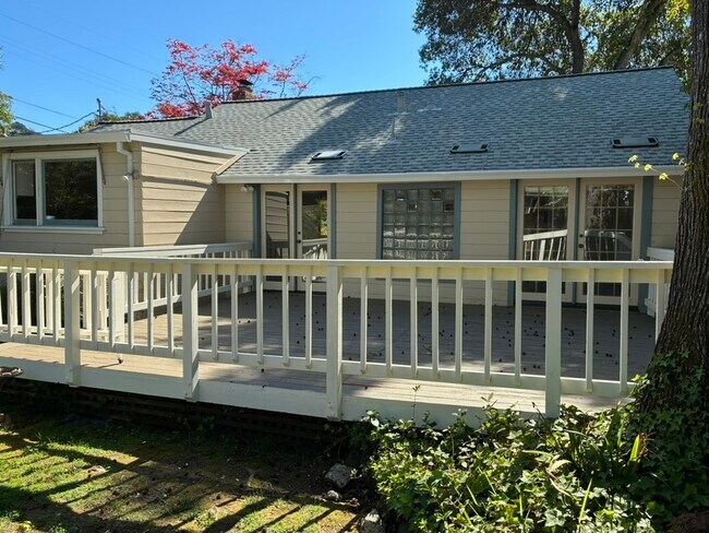 Building Photo - 221 Brookside Dr