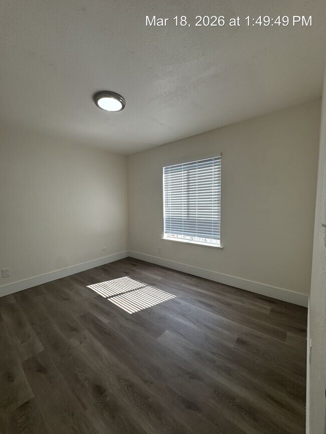 Building Photo - Charming upstairs unit rent ready! Newly remodeled!!