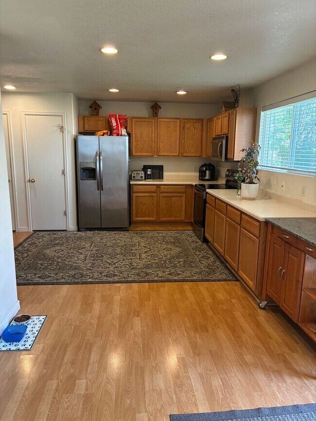 Building Photo - 3 Bedroom, 2.5 Bath Townhome with 2 Car At...