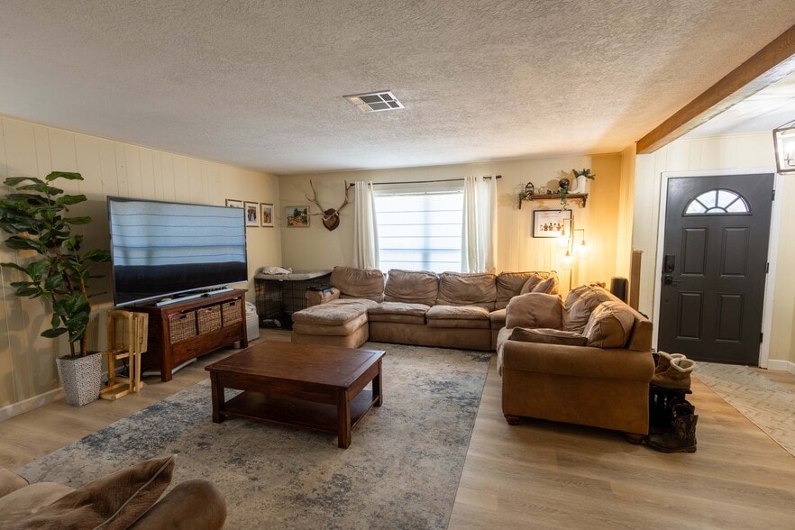 Living room - 604 Avondale Ave