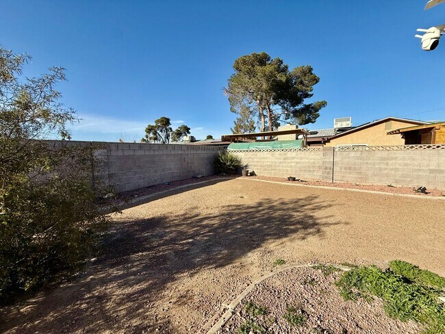 Building Photo - Fully Furnished 4-Bedroom Home in Prime Central Las Vegas Location