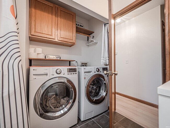 Building Photo - 6166 River Bluff Dr