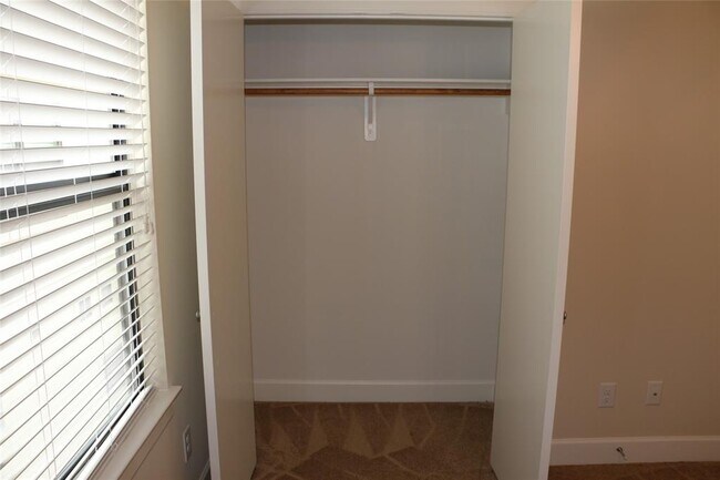 Building Photo - 2710 Hullsmith Dr