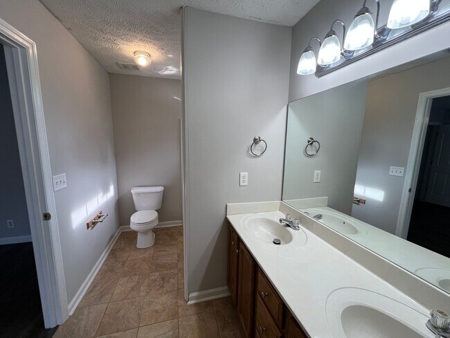Building Photo - Spacious 4 Bedroom 2.5 Bath Available Now!
