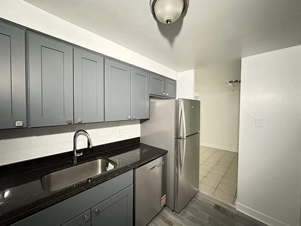 Building Photo - 3825 N Pine Grove Ave