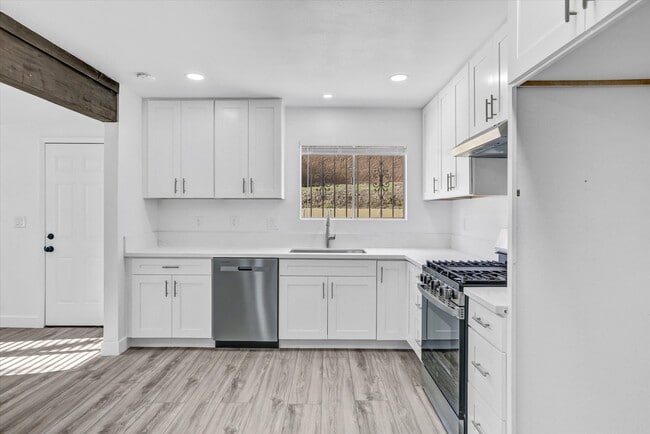 Building Photo - 2040 E 5th St