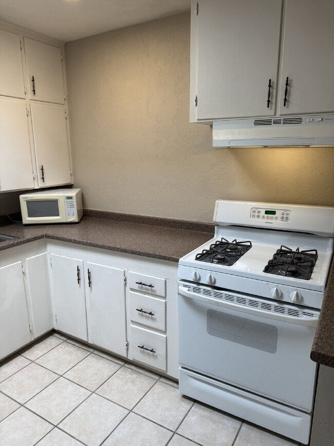 Building Photo - Charming NE Heights Cottage with Flexible Layout & Easy Access to UNM, Uptown, and KAFB