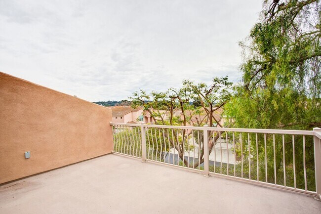 Building Photo - Bright & Airy 3bd/2bth End Unit Condo in F...