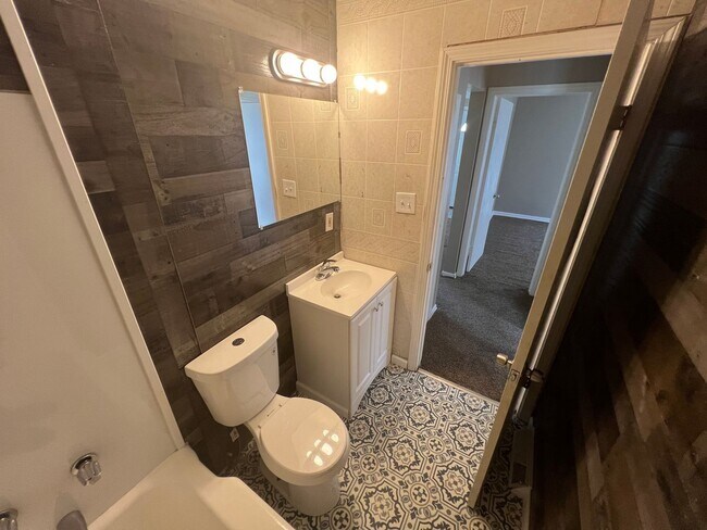 Building Photo - 2-bedroom, newly remodeled home on Flint's Southwest side.