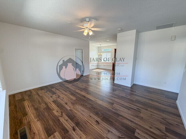 Building Photo - Modern West Salem Home: Central AC, 2-Car Garage & Washer/Dryer