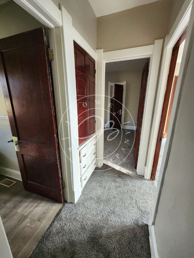 Building Photo - 1200 Sq foot lower duplex! Tons of space a...