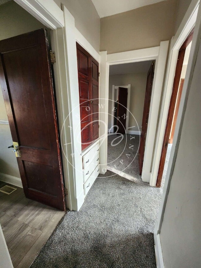 Building Photo - 1200 Sq foot lower duplex! Tons of space and character! Water included!