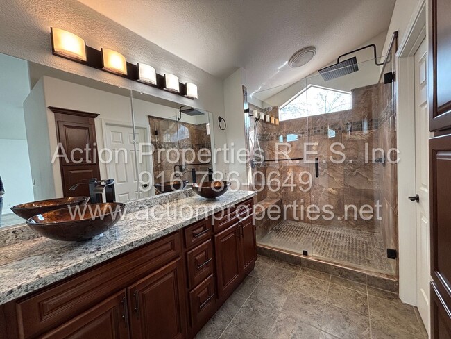 Building Photo - Spacious 4 Bed, 2.5 Bath + Office - Tesla ...